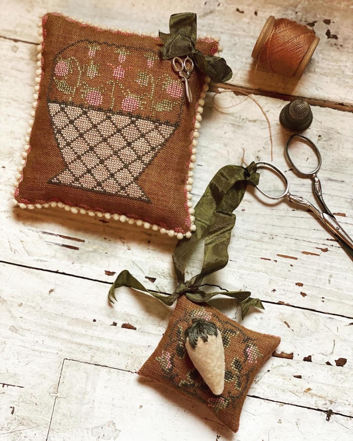 Strawberry Pinkeep & Scissor Fob